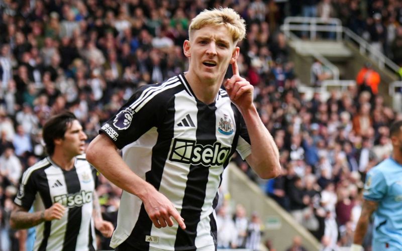 Chân sút gia nhập học viện Everton từ nhỏ